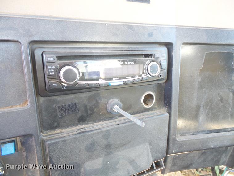 image for item DV9661 1993 International 4700 service truck with crane