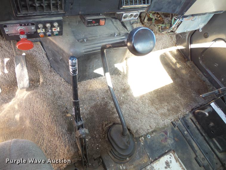 image for item DV9661 1993 International 4700 service truck with crane