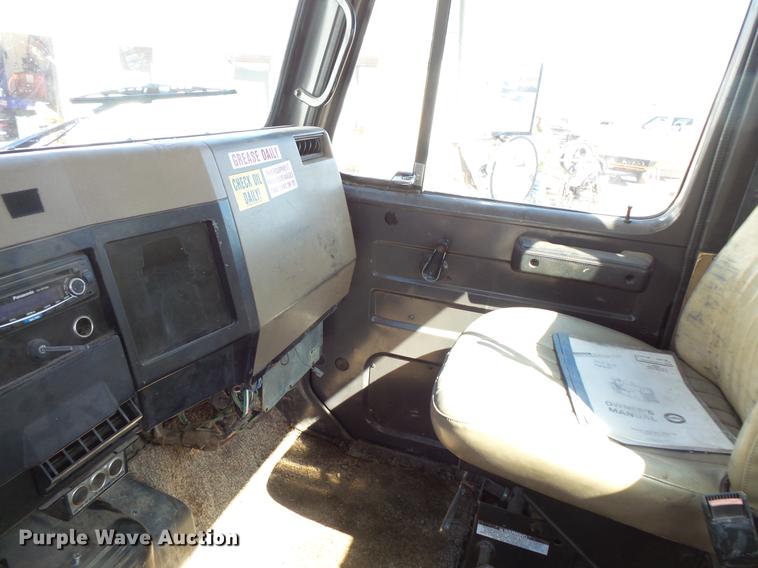 image for item DV9661 1993 International 4700 service truck with crane