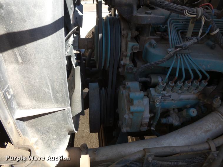 image for item DV9661 1993 International 4700 service truck with crane