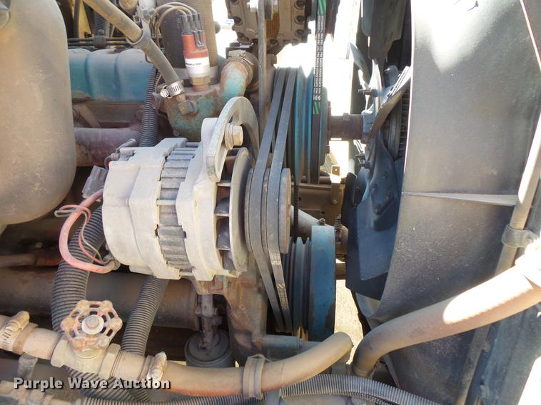 image for item DV9661 1993 International 4700 service truck with crane