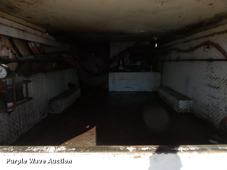 image for item DV9661 1993 International 4700 service truck with crane