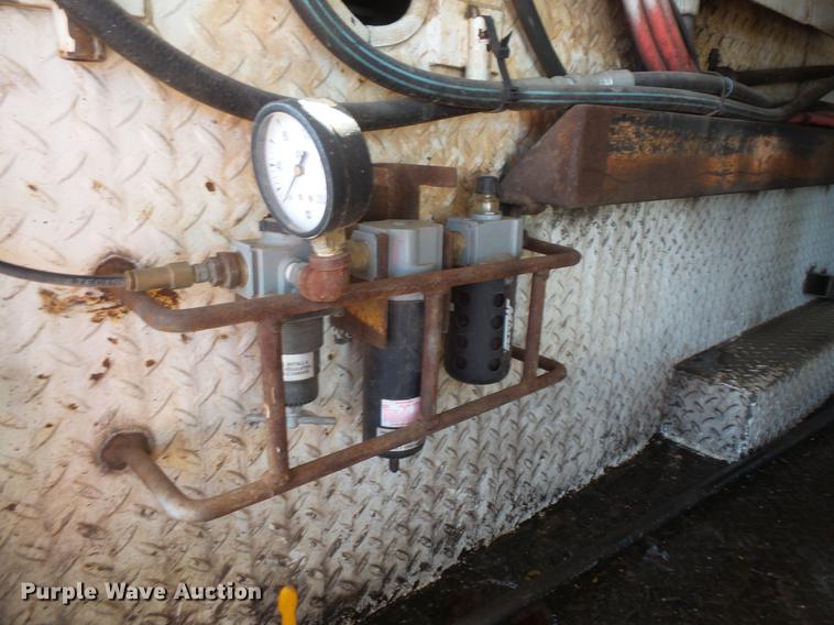 image for item DV9661 1993 International 4700 service truck with crane