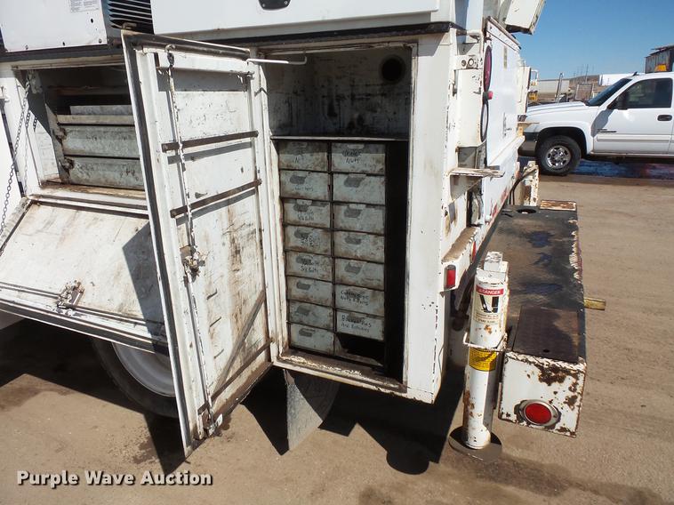 image for item DV9661 1993 International 4700 service truck with crane