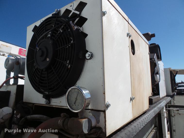 image for item DV9661 1993 International 4700 service truck with crane