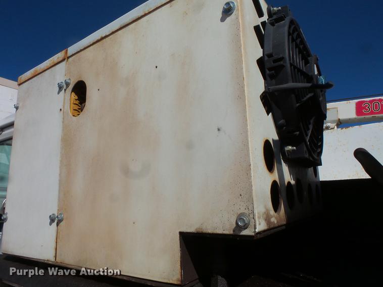 image for item DV9661 1993 International 4700 service truck with crane