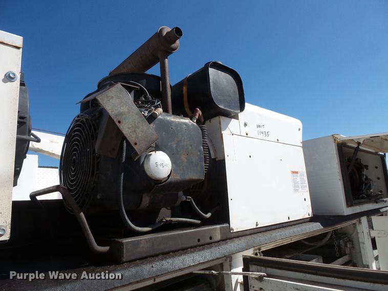 image for item DV9661 1993 International 4700 service truck with crane