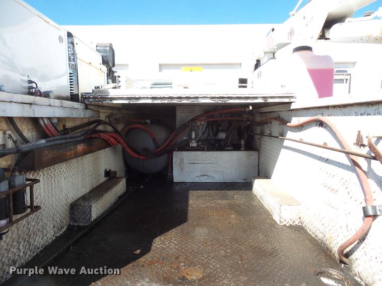 image for item DV9661 1993 International 4700 service truck with crane