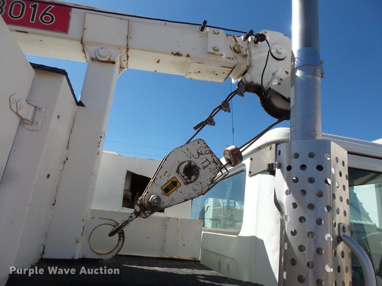 image for item DV9661 1993 International 4700 service truck with crane