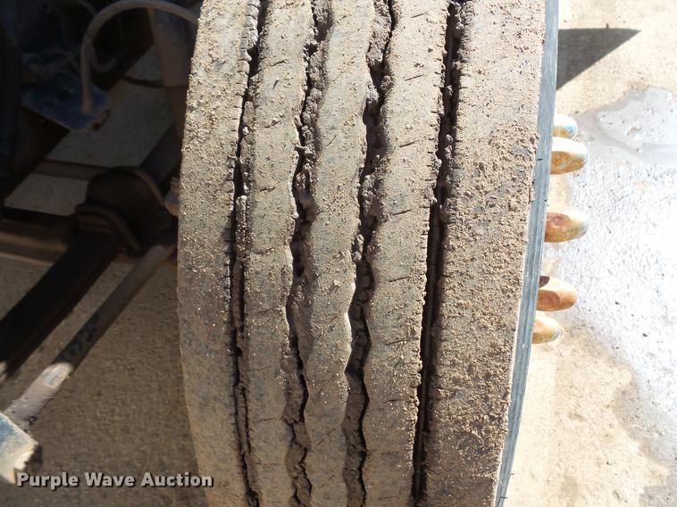 image for item DV9661 1993 International 4700 service truck with crane