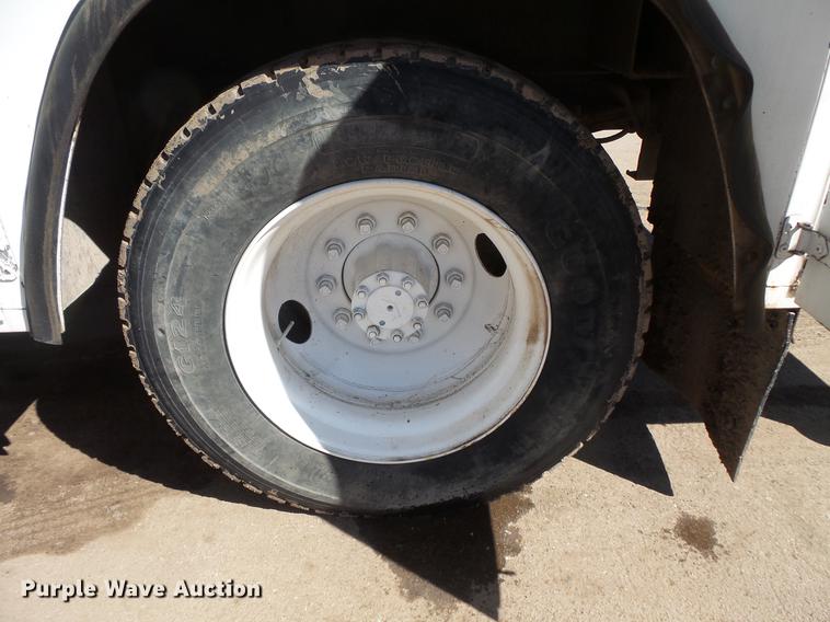 image for item DV9661 1993 International 4700 service truck with crane