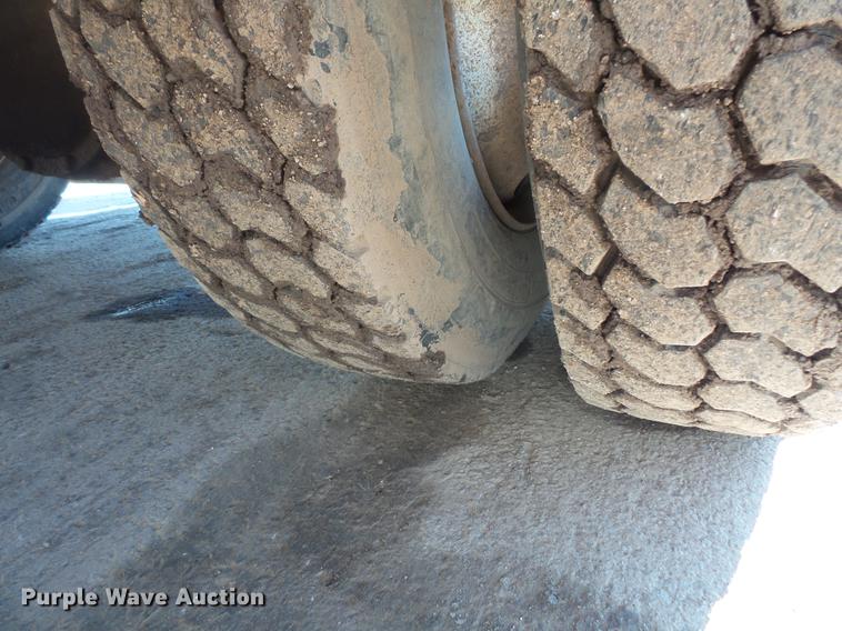 image for item DV9661 1993 International 4700 service truck with crane