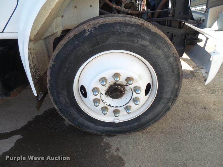 image for item DV9661 1993 International 4700 service truck with crane