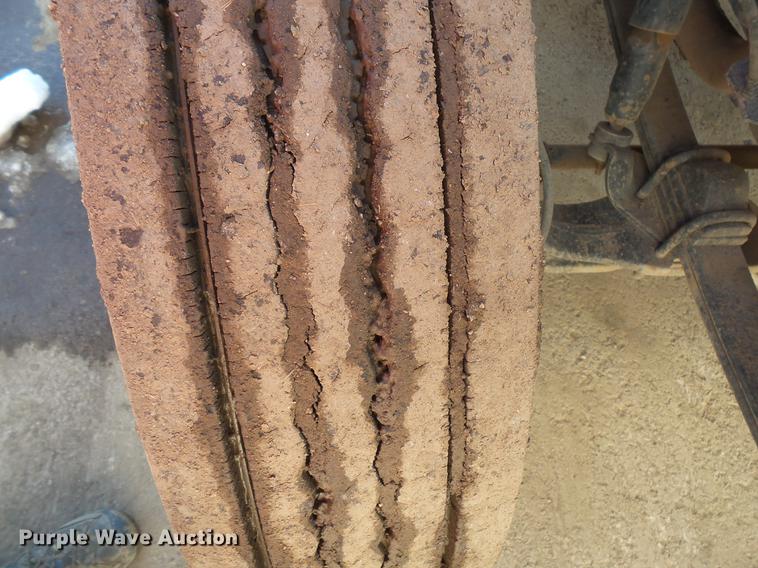 image for item DV9661 1993 International 4700 service truck with crane