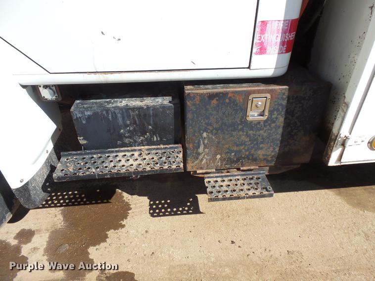 image for item DV9661 1993 International 4700 service truck with crane