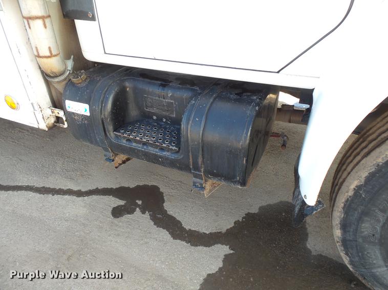 image for item DV9661 1993 International 4700 service truck with crane