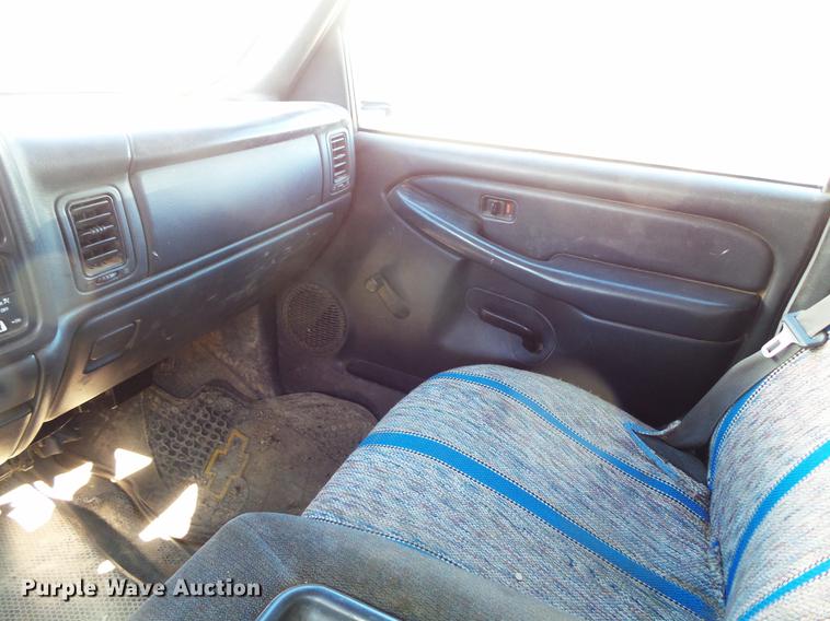 image for item DV9664 2001 GMC Sierra 2500HD Ext. Cab pickup truck