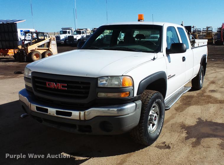 image for item DV9665 2004 GMC Sierra 2500HD Ext. Cab pickup truck