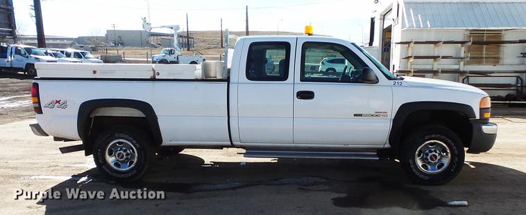 image for item DV9665 2004 GMC Sierra 2500HD Ext. Cab pickup truck