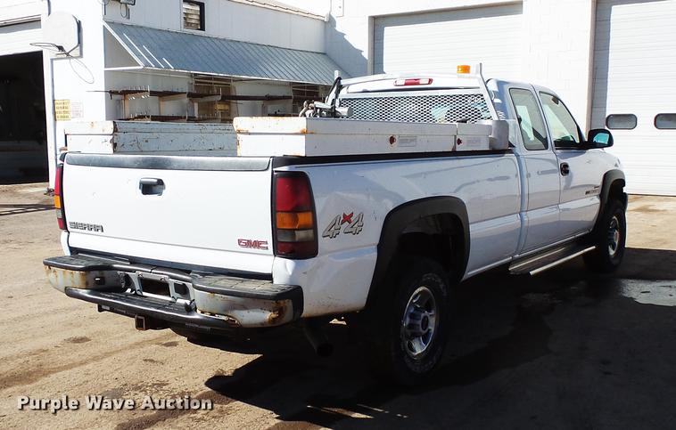 image for item DV9665 2004 GMC Sierra 2500HD Ext. Cab pickup truck