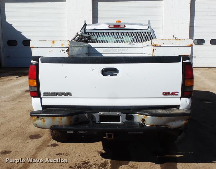 image for item DV9665 2004 GMC Sierra 2500HD Ext. Cab pickup truck