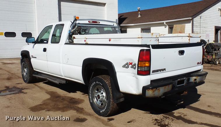 image for item DV9665 2004 GMC Sierra 2500HD Ext. Cab pickup truck