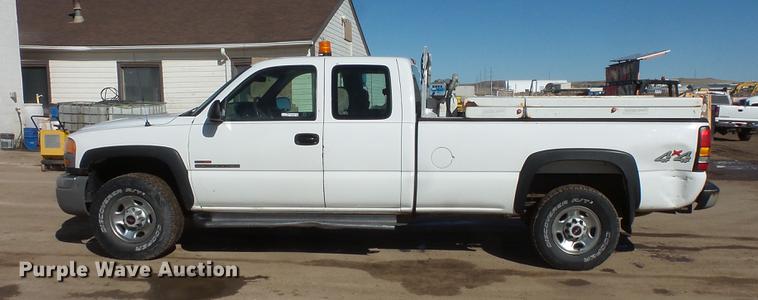 image for item DV9665 2004 GMC Sierra 2500HD Ext. Cab pickup truck