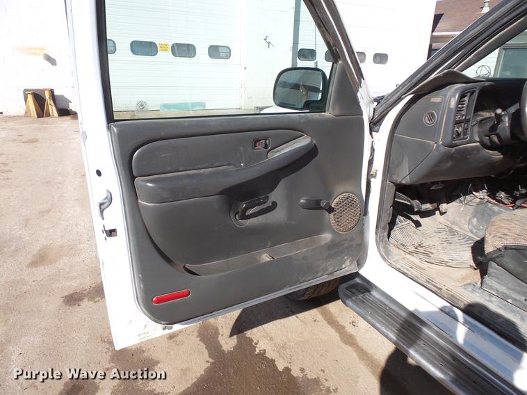 image for item DV9665 2004 GMC Sierra 2500HD Ext. Cab pickup truck