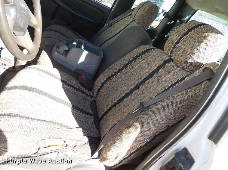 image for item DV9665 2004 GMC Sierra 2500HD Ext. Cab pickup truck