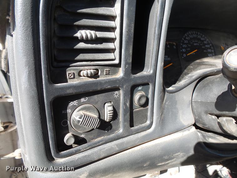 image for item DV9665 2004 GMC Sierra 2500HD Ext. Cab pickup truck