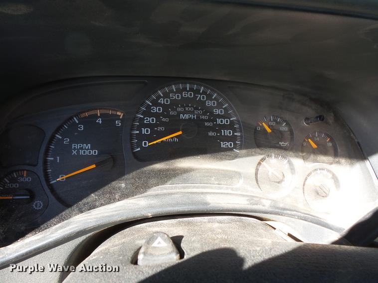 image for item DV9665 2004 GMC Sierra 2500HD Ext. Cab pickup truck