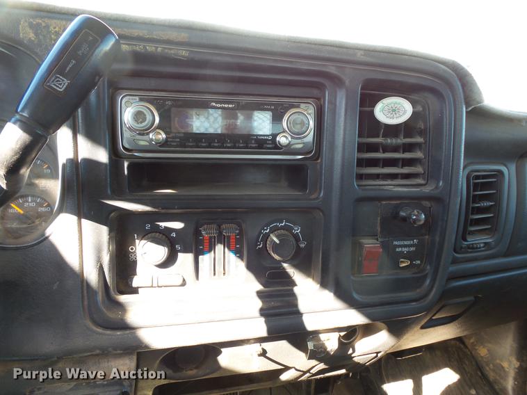 image for item DV9665 2004 GMC Sierra 2500HD Ext. Cab pickup truck