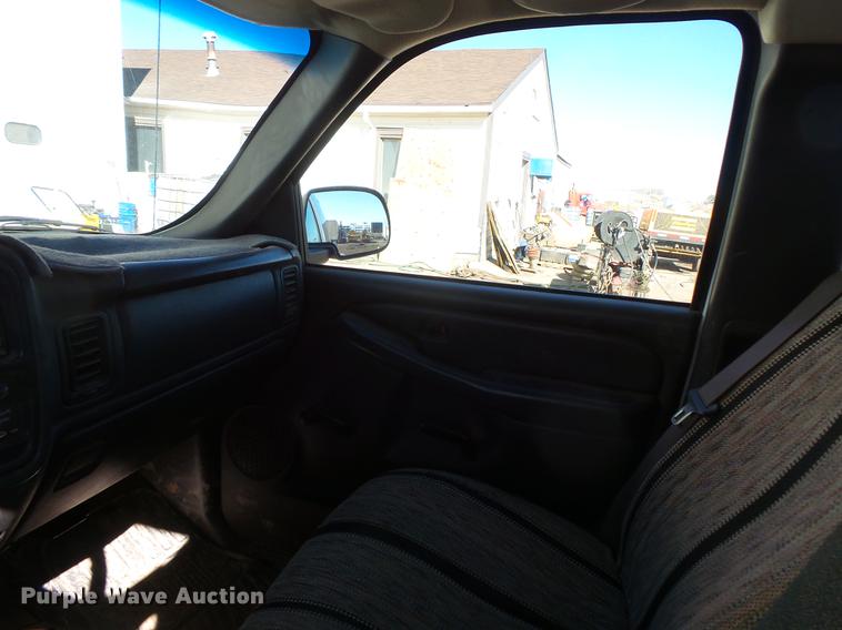 image for item DV9665 2004 GMC Sierra 2500HD Ext. Cab pickup truck