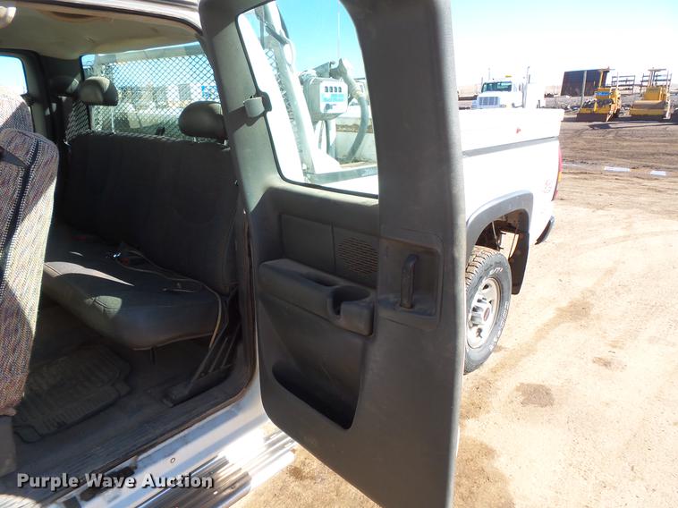 image for item DV9665 2004 GMC Sierra 2500HD Ext. Cab pickup truck