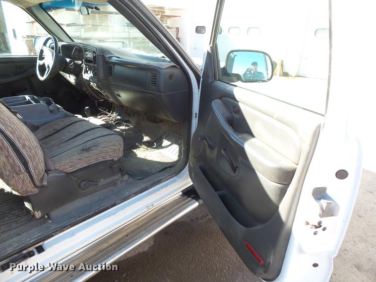 image for item DV9665 2004 GMC Sierra 2500HD Ext. Cab pickup truck