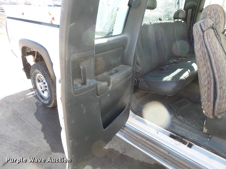 image for item DV9665 2004 GMC Sierra 2500HD Ext. Cab pickup truck