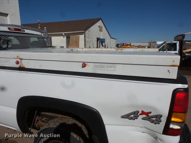 image for item DV9665 2004 GMC Sierra 2500HD Ext. Cab pickup truck