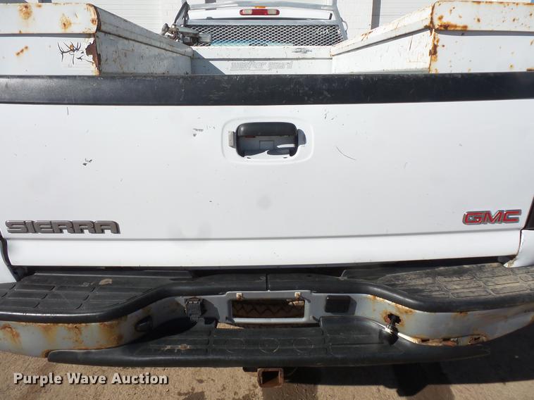 image for item DV9665 2004 GMC Sierra 2500HD Ext. Cab pickup truck