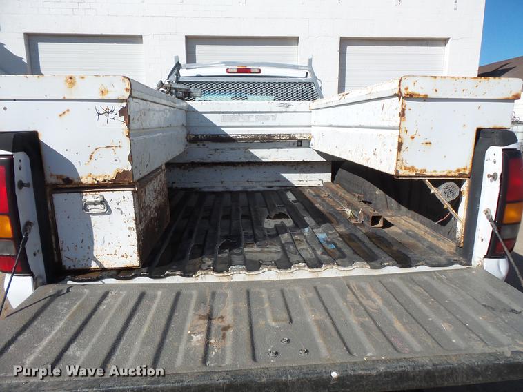 image for item DV9665 2004 GMC Sierra 2500HD Ext. Cab pickup truck