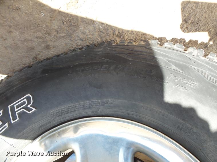 image for item DV9665 2004 GMC Sierra 2500HD Ext. Cab pickup truck