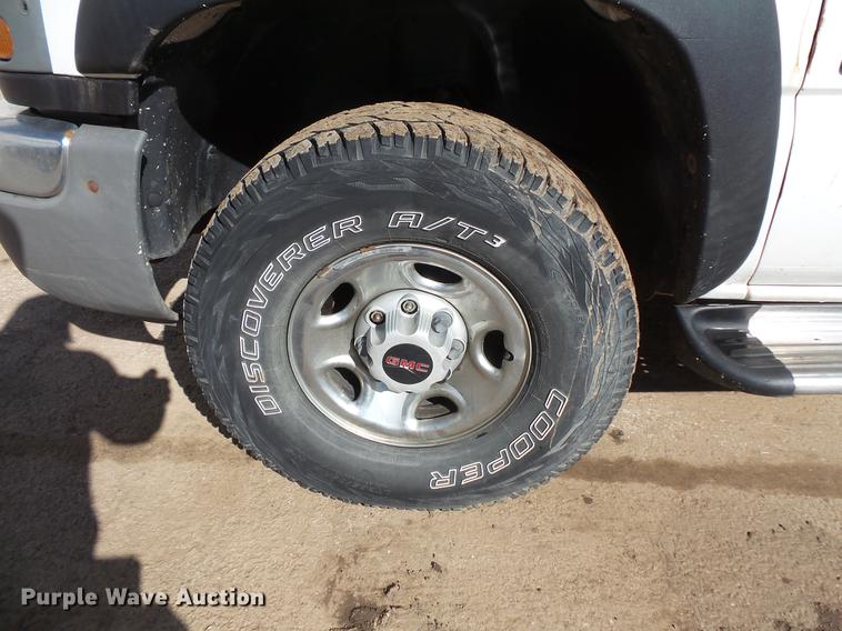 image for item DV9665 2004 GMC Sierra 2500HD Ext. Cab pickup truck