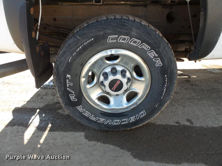 image for item DV9665 2004 GMC Sierra 2500HD Ext. Cab pickup truck