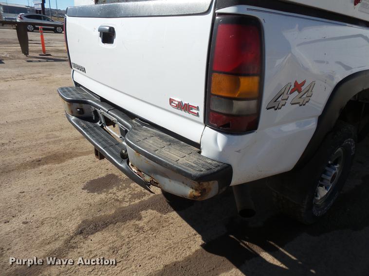 image for item DV9665 2004 GMC Sierra 2500HD Ext. Cab pickup truck