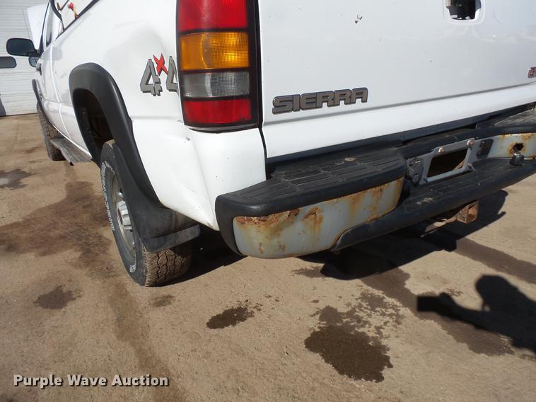 image for item DV9665 2004 GMC Sierra 2500HD Ext. Cab pickup truck