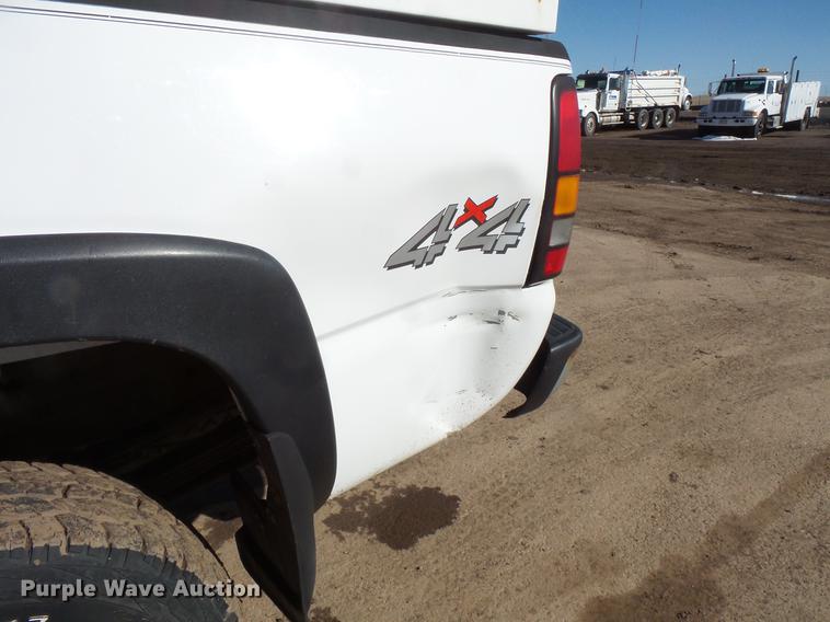 image for item DV9665 2004 GMC Sierra 2500HD Ext. Cab pickup truck