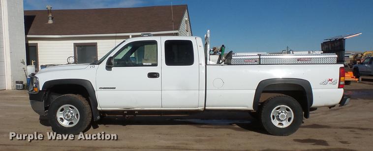 image for item DV9668 2001 Chevrolet Silverado 2500HD Ext. Cab pickup truck