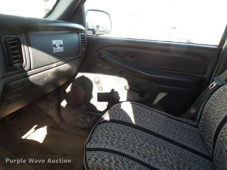 image for item DV9668 2001 Chevrolet Silverado 2500HD Ext. Cab pickup truck