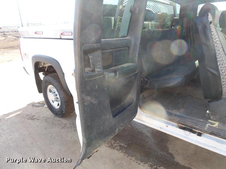 image for item DV9668 2001 Chevrolet Silverado 2500HD Ext. Cab pickup truck