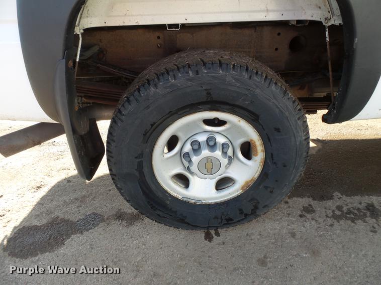 image for item DV9668 2001 Chevrolet Silverado 2500HD Ext. Cab pickup truck