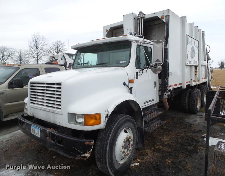 image for item DZ9217 2002 International 4900 refuse truck